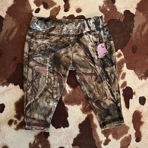 EUC • Carhartt • camo leggings